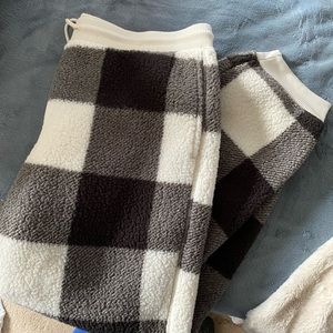 American eagle black and white Sherpa joggers large